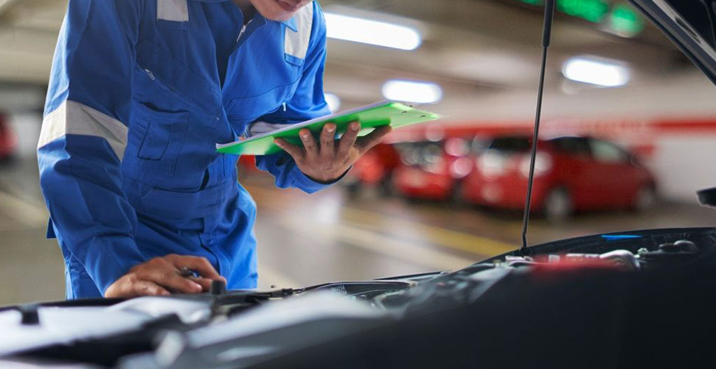 Document d'évaluation du prix d'une Peugeot 208 d'occasion sur un bureau